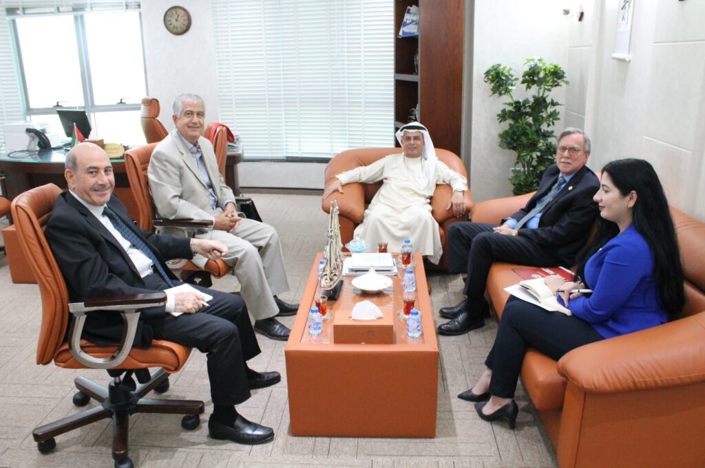 مركز رأس الخيمة للإحصاء والدراسات يعقد اجتماعا مع الجامعة الأمريكة برأس الخيمة